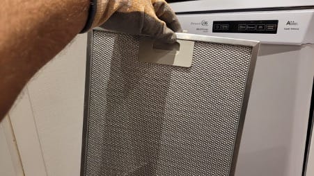 Un filtre métallique de hotte aspirante nettoyé 