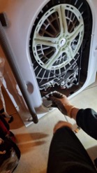 Déconnexion des fils d'alimentation d'un lave-linge