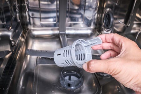On vérifie que le filtre de vidange du lave-vaisselle n'est pas obstrué
