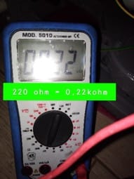Le multimètre montre que le bobinage de la pompe de vidange est ok