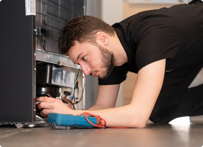 Homme assurant le service après vente